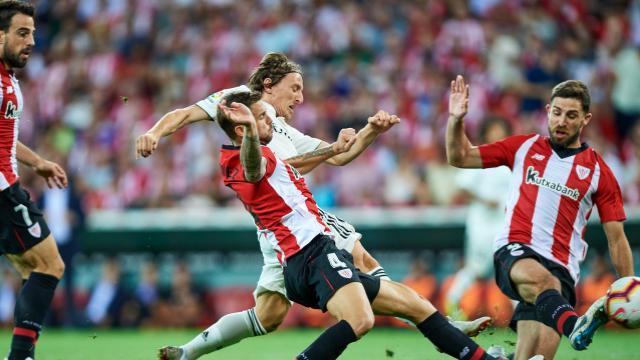 Iñigo Martínez y Yeray batallan con Luka Modric (LFP).