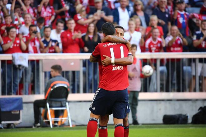 James y Thiago celebran uno de los goles del Bayern.