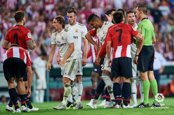 Los jugadores del Real Madrid y el Athletic, durante el partido. (Foto:LaLiga)