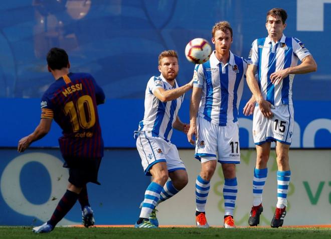 Lanzamiento de falta de Messi con Illara, Zurutuza y Elustondo en la barrera durante el Real Sociedad-Barcelona que se jugó en Anoeta en la temporada 2018/19 (Foto: EFE).