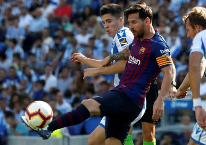 Messi golpea el balón ante Mikel Merino en el Real Sociedad-Barcelona que se jugó en Anoeta (Foto: EFE).
