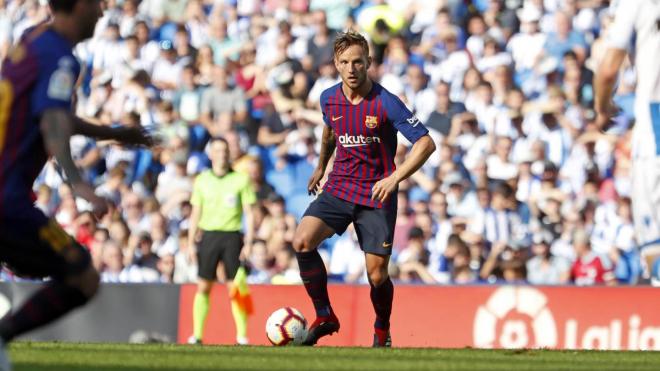 Rakitic conduce un balón (Foto: FCB).