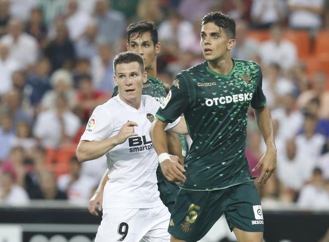 Bartra y Mandi ante Gameiro (Foto: David González)