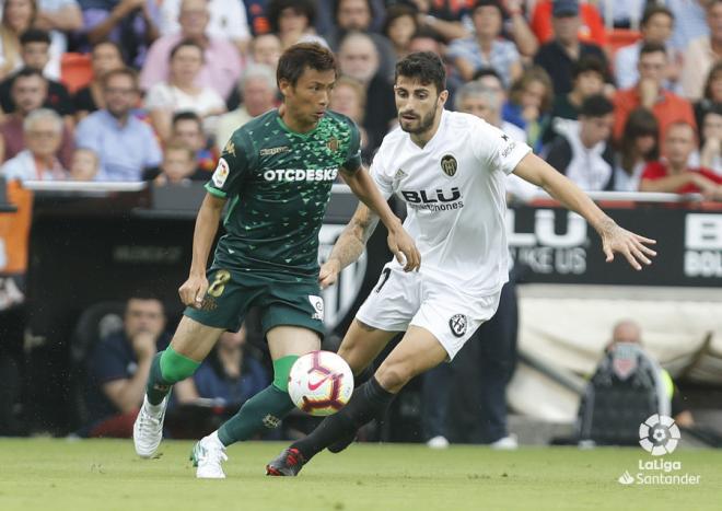 Inui con la pelota ante Piccini (Foto: LaLiga)