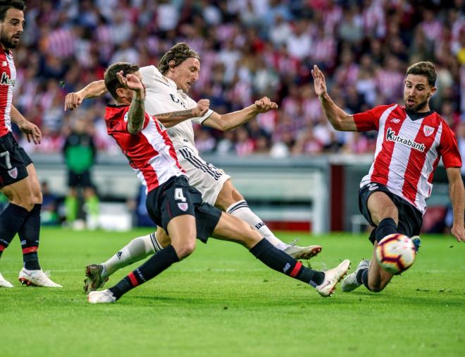 Modrid intenta fajarse de la defensa de los leones en La Catedral (Foto: Athletic Club)