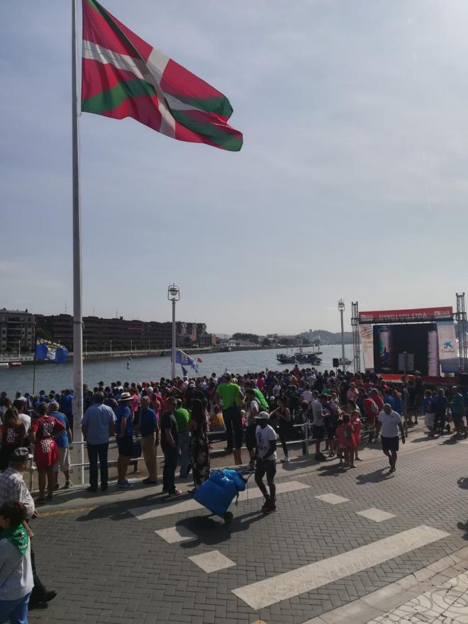 Numeroso público, especialmente de Lekeitio, se animó a disfrutar del cierra de la temporada en Portugalete