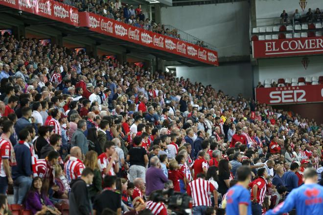 Aficionados del Sporting en las gradas de El Molinón (Foto: Luis Manso).