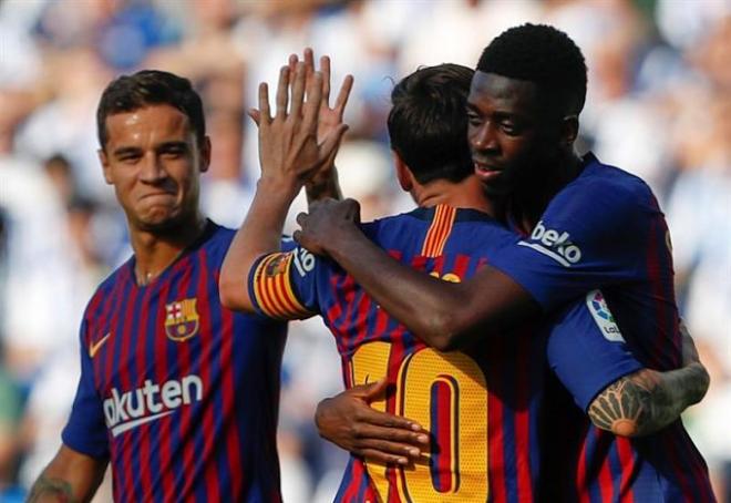 Dembelé abraza a Messi para celebrar su gol en el Real Sociedad-Barcelona de Anoeta.