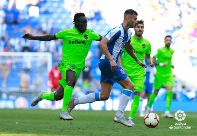Boateng persigue a Baptistao en el partido entre el Espanyol y el Levante (LaLiga).
