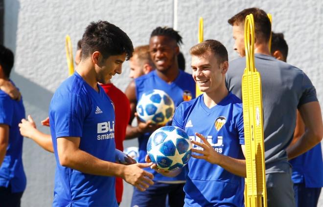 Carlos Soler y Lato sonríen con el balón de la Champions en la mano. (Foto: Valencia CF)