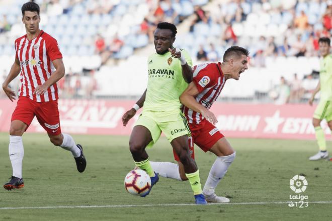 James controla el balón (LaLiga).