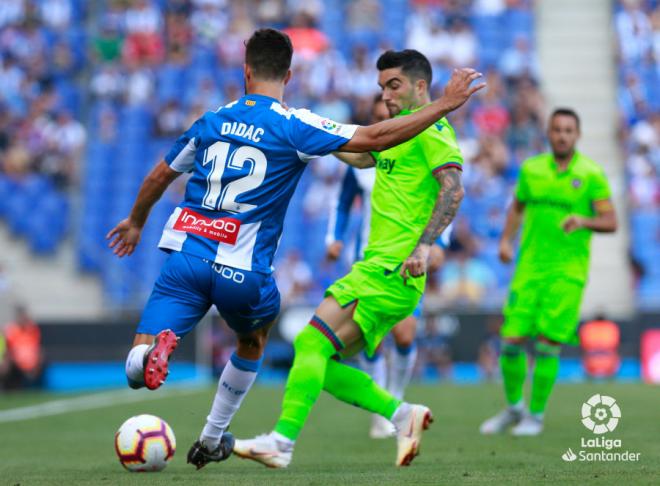 Jason encima a Didac Vilà durante el partido entre el Espanyol y el Levante (LaLiga Santander).