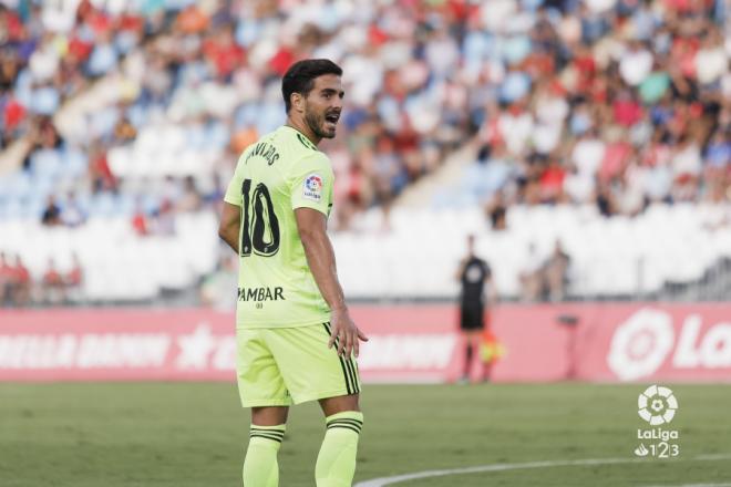 Javi Ros da instrucciones a sus compañeros (LaLiga).