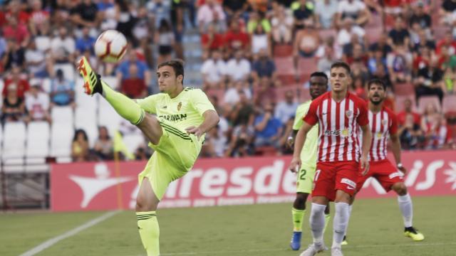 Lasure intenta controlar un balón contra el Almería (foto: LaLiga).