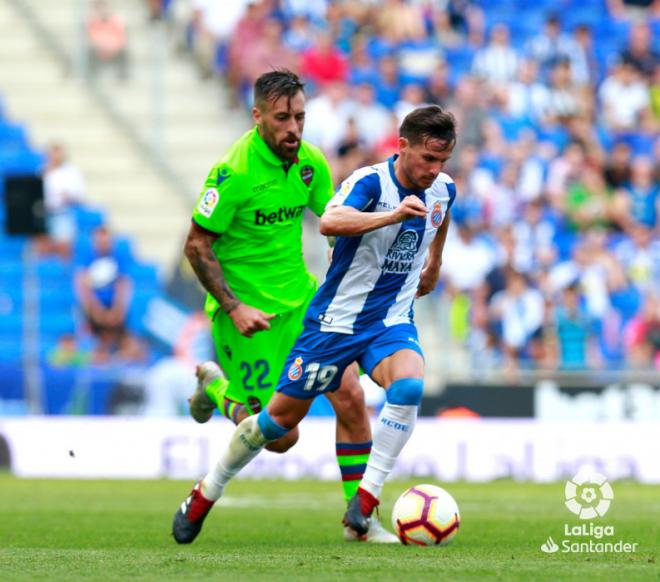 Luna persigue a Piatti durante el partido entre el Espanyol y el Levante (LaLiga).