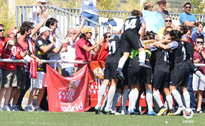 Las jugadores del Sevilla Femenino celebran el gol del triunfo (foto: Liga Iberdrola).