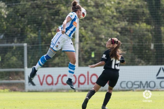 Jugada del choque entre la Real Sociedad y el Málaga Femenino.