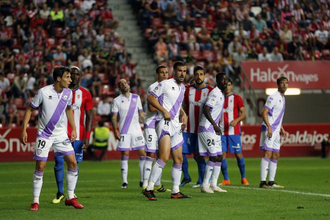 Babin y Álex Pérez, en una acción del Sporting-Numancia en El Molinón (Foto: Luis Manso).