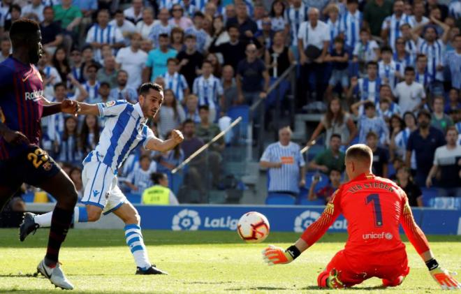 Ter Stegen detiene un balón.