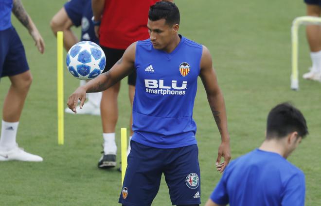 Murillo en un entrenamiento del Valencia CF (Foto: David González)