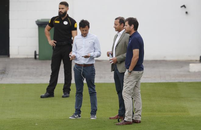 Anil Murthy, Mateo Alemany y Longoria presencian el entrenamiento en Paterna con normalidad. (Foto: David González)