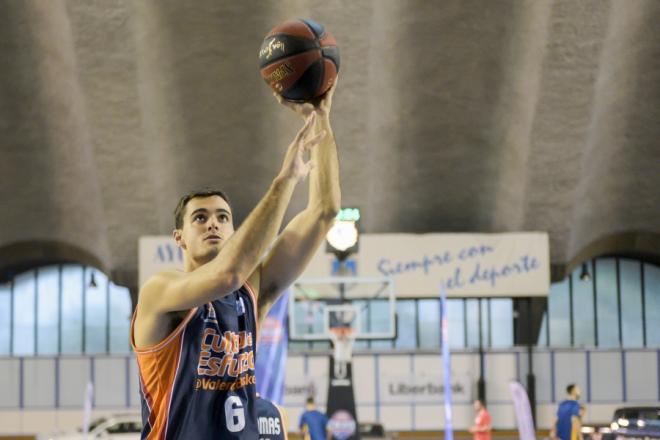 Abalde lanza a canasta. (Foto: Valencia Basket)