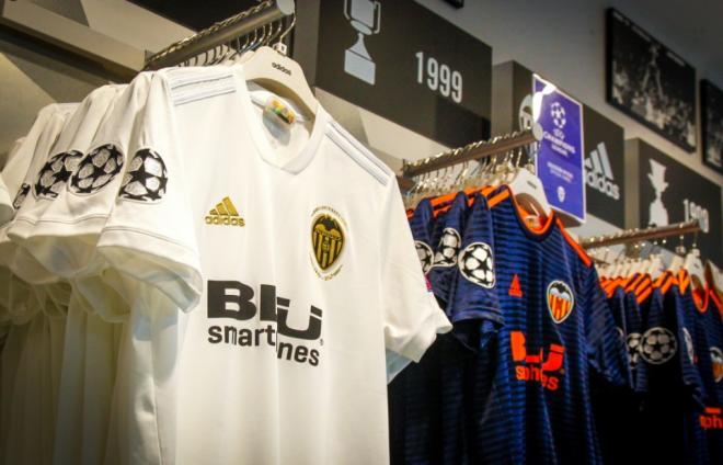 Las camisetas ya tienen el parche de la Champions. (Foto: Valencia CF)