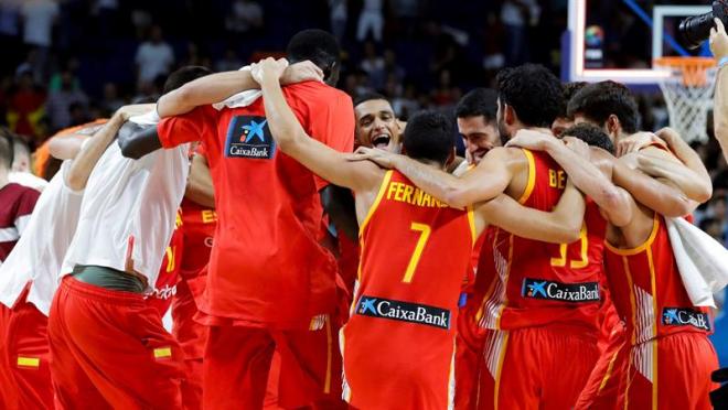 La selección española de baloncesto celebran la victoria en el España-Lituania clasificatorio para el Mundial de 2019.