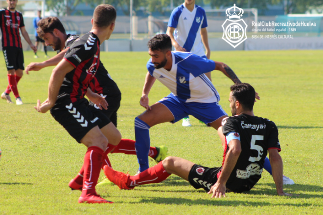 Diego Vargas en un partido con el filial ante el Cartaya. (@recreoficial)