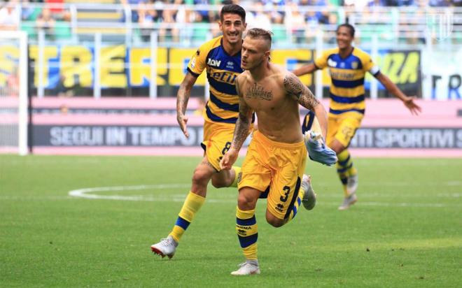 Federico Dimarco, celebra su gol con el Parma ante el Inter.