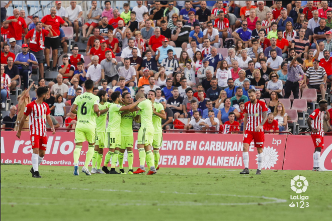 El Real Zaragoza celebra el gol de Lasure en Almería (Foto: LaLiga).