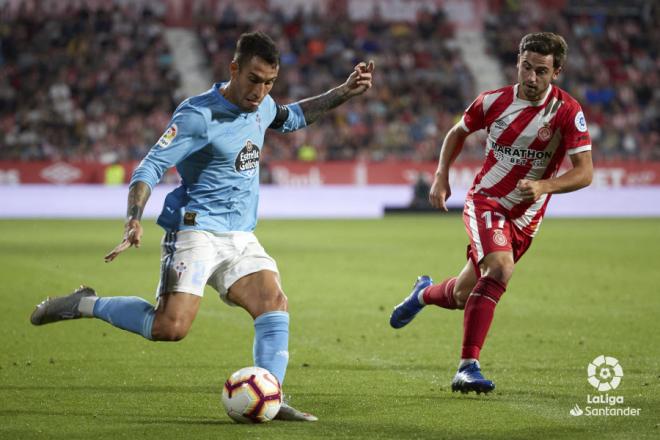 Hugo Mallo golpea el balón ante Roberts en el Girona-Celta de Montilivi (Foto: LaLiga).