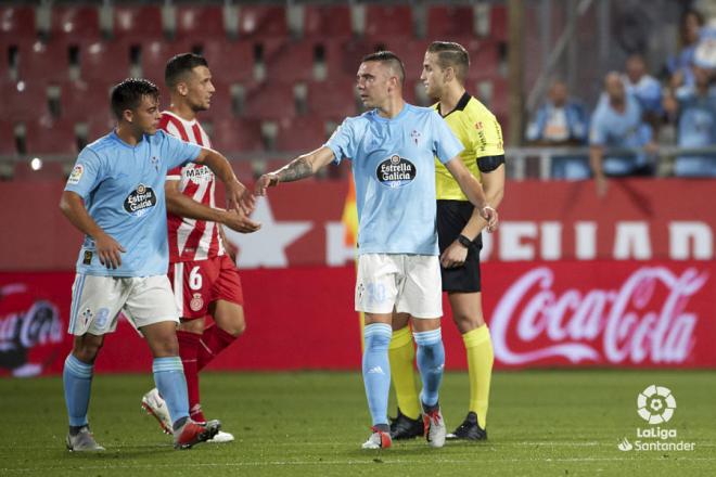 Fran Beltrán felicita a Iago Aspas tras su gol en el Girona-Celta de Montilivi (Foto: LaLiga).