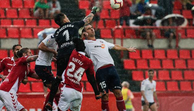 Isaac Becerra, en el duelo disputado este sábado ante el Deportivo de la Coruña.
