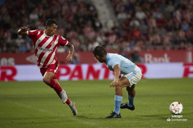 Pedro Porro y Júnior Alonso, en una acción del Girona-Celta de Montilivi (Foto: LaLiga Santander).