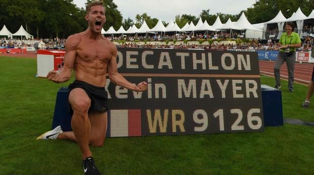 Kevin Mayer festeja su récord del mundo en decatlón.