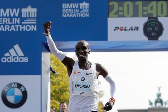 Kipchoge dejó el récord del mundo de maratón en 2 horas 1 minuto y 39 segundos.