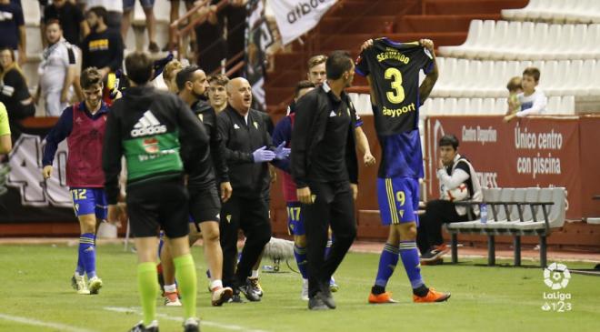 Dani Romera celebra su gol ante el Albacete enseñando la camiseta de Servando (Foto: LaLiga).