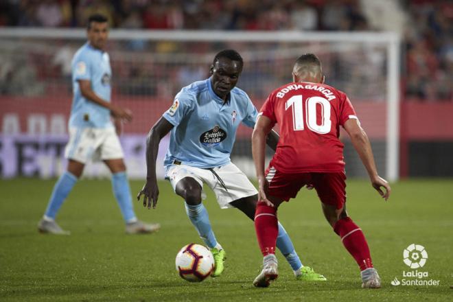 Pione Sisto encara a Borja García en el Girona-Celta de Montilivi (Foto: LaLiga Santander).