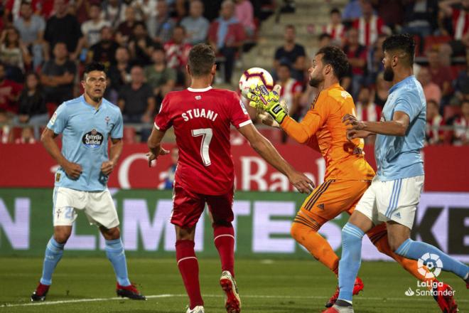 Sergio Álvarez atrapa el balón ante Stuani en el Girona-Celta de Montilivi (Foto: LaLiga).