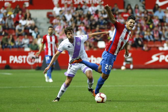 Salvador en una acción del Sporting-Numancia (Foto: Luis Manso).