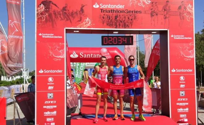 Imagen de los ganadores del Triatlón Puerto de Sevilla.