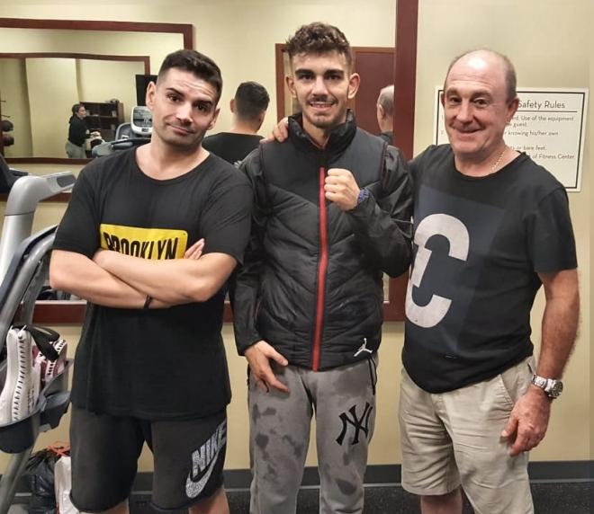 Jon Fernández junto a Tinín Rodríguez y José Luis Celaya en el Firelake Resort Casino de Oklahoma tras el entrenamiento.