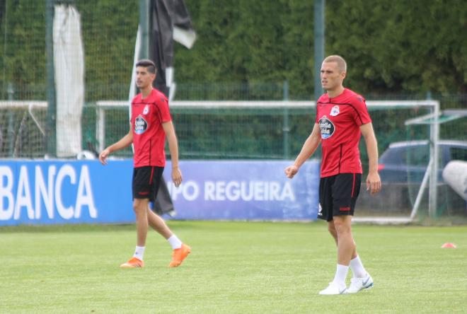 Álex Bergantiños y Carlos Fernández durante el entrenamiento del Deportivo (Foto: Iris Miquel).