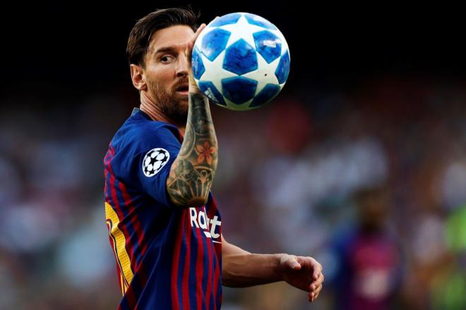 Messi, con el balón de la Champions.