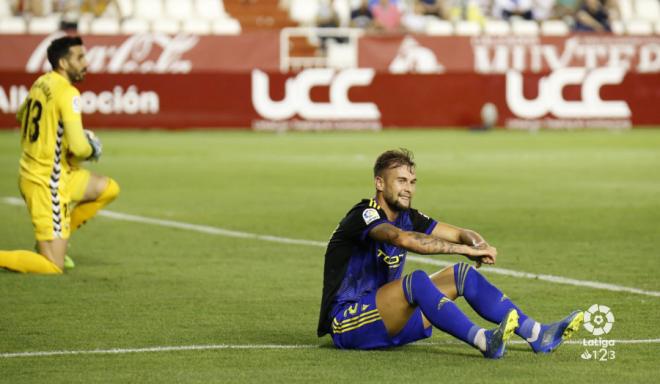 Carrillo se lamenta por una ocasión fallada en el Albacete-Cádiz (Foto: LaLiga).