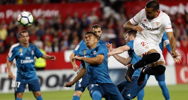 Mercado remata un balón en el último Sevilla-Real Madrid.