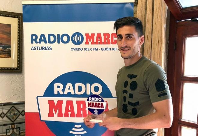 Diego Mariño posa con el trofeo al mejor jugador de la temporada 17-18 de Radio Marca Asturias (Foto: Luis Manso).