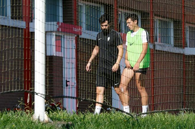 Pelayo Morilla se retira con molestias del entrenamiento del Sporting de Gijón en Mareo.