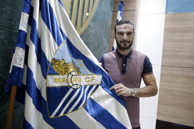 David Lombán posa con la bandera del Málaga.